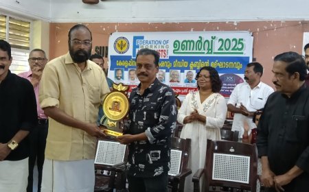 സത്യജിത് റേ ഫിലിം സൊസൈറ്റിയുടെ ഏറ്റവും നല്ല സംവിധായകനുള്ള അവാർഡ് നേടിയ FWJK സംസ്ഥാന എക്സിക്യൂട്ടീവ് അംഗം സുനിൽദത്ത് സുകുമാരൻ FWJK യുടെ കേരളപ്പിറവിയോടനുബന്ധിച്ച് നടന്ന ചടങ്ങിൽ വച്ച് കെ.ആൻസലൻ എം.എൽഎയിൽ നിന്നും ഉപഹാരം സ്വീകരിക്കുന്നു. ജന.സെക്രട്ടറി പോളിവടക്കൻ, പ്രൊഫ. എം.ആർ.തമ്പാൻ തുടങ്ങിയവർ സമീപം