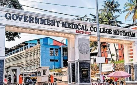 കോട്ടയം മെഡിക്കൽ കോളജ് ആശുപത്രിയിൽ ഹൃദയം മാറ്റിവയ്ക്കൽ ശസ്ത്രക്രിയയ്ക്കു വിധേയമായയാൾ മരിച്ചു. ഐസിയുവിൽ ചികിത്സയിലിരിക്കെയായി രുന്നു മരണം. മാറ്റിവച്ച ഹൃദയം മാത്യുവിന്റെ ശരീരവുമായി യോജിക്കാതിരുന്നതാണു മരണകാരണമായി മാറിയത്. പ്രായ വ്യത്യാസവും പ്രതിസന്ധി സൃഷ്ടിച്ചിരുന്നതായി ഡോക്ടർമാർ