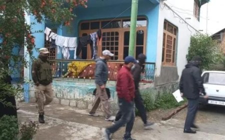 കശ്മീരിലുടനീളം മിന്നൽ റെയ്ഡുകൾ നടത്തി സിഐകെ. കുൽഗാം, ഷോപ്പിയാൻ, മറ്റ് പ്രദേശങ്ങൾ എന്നിവിടങ്ങളിൽ ഡിജിറ്റൽ ഉപകരണങ്ങൾ പിടിച്ചെടുത്തു