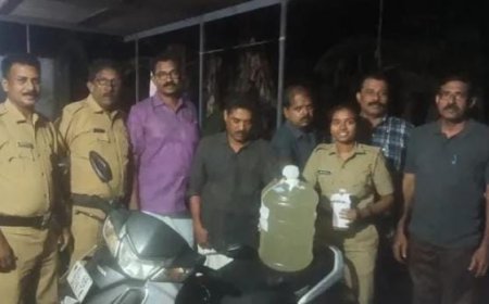 എ.സി റോഡിൽ സ്കൂട്ടറിൽ ചാരായം കടത്തിക്കൊണ്ടുവന്ന രണ്ടു പേർ അറസ്റ്റിൽ. പിടികൂടിയത് 20 ലിറ്റർ ചാരായം.കുടിവെള്ളതിന്റെ കാനിലാണ് ചാരായം കടത്തിയത്.