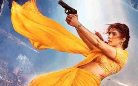 രാജമൗലി ചിത്രത്തിലെ ഫസ്റ്റ് ലുക്ക് പോസ്റ്റർ പങ്കുവച്ച് പ്രിയങ്ക ചോപ്ര. 'മന്ദാകിനിയോട് ഹലോ പറയൂ'. റാമോജിയിൽ നടക്കുന്ന ചടങ്ങ് ഇന്ത്യൻ സിനിമയിൽ ചരിത്രമാകുമെന്ന് അണിയറക്കാർ