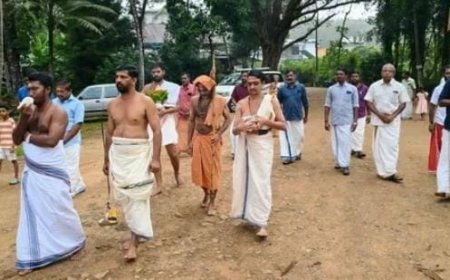 തെക്കെ മഠം മൂപ്പിൽ സ്വാമിയാർക്ക് പൂവരണി അമ്പലത്തിൽ സ്വീകരണം നൽകി