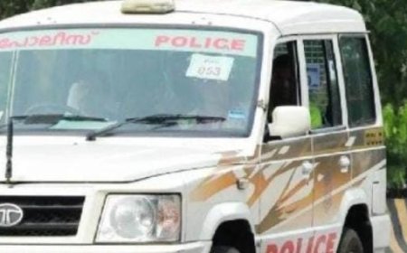 കോട്ടയ്ക്കൽ ചങ്കു വെട്ടി റോഡിൽ ബൈക്കിൽ കടത്തുകയായിരുന്ന 5.1 കിലോ കഞ്ചാവുമായി സ്‌കൂൾ ബസ് ഡ്രൈവർ പിടിയിലായി