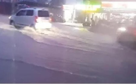 മഴപെയ്താൽ കോണത്താറ്റു പാലത്തിന്റെ സമീപത്തെ റോഡും സ്ഥാപനങ്ങളും വെള്ളത്തിലാകും.  പ്രതിഷേധവുമായി കോൺഗ്രസ്.. പാലത്തിൽ തട്ടി ഭരണം നഷ്ടമാകുമോ എന്ന് ആശങ്കപ്പെട്ട് എൽഡിഎഫ്