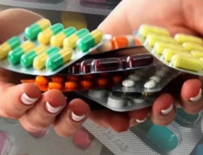 പതിനായിരം കോടിയുടെ മരുന്നു വിപണിയായ കേരളത്തിൽ വ്യാജമരുന്നുകളുടെ കുത്തൊഴുക്ക്. ആരോഗ്യ മേഖലയ്ക്ക് ഗുരുതര ഭീഷണി. ഒറ്റ റെയ്ഡിൽ പിടിച്ചത് രണ്ടു ലക്ഷത്തിന്റെ വ്യാജമരുന്ന്. പിടിച്ചതിലേറെയും ആസ്ത്മയ്ക്കുള്ള വ്യാജമരുന്ന്. അന്യസംസ്ഥാനത്ത് നിർമ്മിക്കുന്ന വ്യാജമരുന്ന് കേരളത്തിൽ വൻതോതിൽ സംഭരിക്കുന്നു. വില യഥാർത്ഥ മരുന്നിന്റെപകുതി മാത്രം. രോഗികളുടെ ജീവൻ അപകടത്തിലാക്കുന്ന വ്യാജമരുന്നുകൾക്ക് തടയിടാനാവാതെ കേരളം