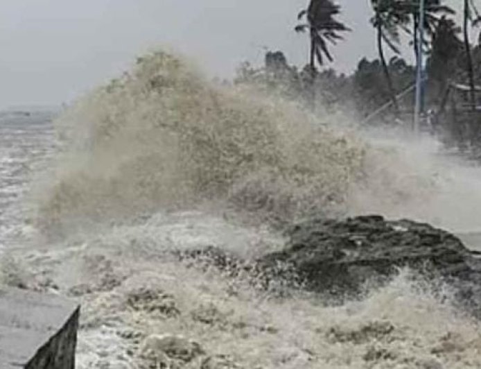 കനത്ത മഴയും കാറ്റും തിരമാലയും, ഡിറ്റ്‌വ ഇന്ത്യൻ തീരം തൊട്ടു; തമിഴ്‌നാട്ടിൽ റെഡ് അലർട്ട്
