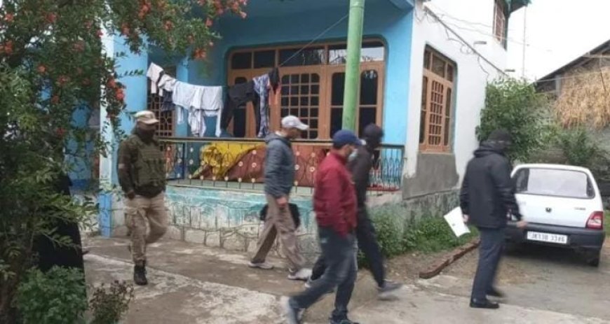 കശ്മീരിലുടനീളം മിന്നൽ റെയ്ഡുകൾ നടത്തി സിഐകെ. കുൽഗാം, ഷോപ്പിയാൻ, മറ്റ് പ്രദേശങ്ങൾ എന്നിവിടങ്ങളിൽ ഡിജിറ്റൽ ഉപകരണങ്ങൾ പിടിച്ചെടുത്തു