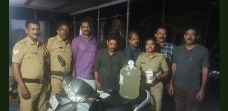 എ.സി റോഡിൽ സ്കൂട്ടറിൽ ചാരായം കടത്തിക്കൊണ്ടുവന്ന രണ്ടു പേർ അറസ്റ്റിൽ. പിടികൂടിയത് 20 ലിറ്റർ ചാരായം.കുടിവെള്ളതിന്റെ കാനിലാണ് ചാരായം കടത്തിയത്.