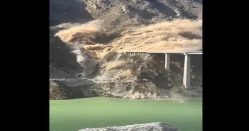 വൻ മണ്ണിടിച്ചിലിനെ തുടർന്ന് ചൈനയിൽ പുതുതായി നിർമ്മിച്ച ഹോങ്കി പാലം തകർന്നു