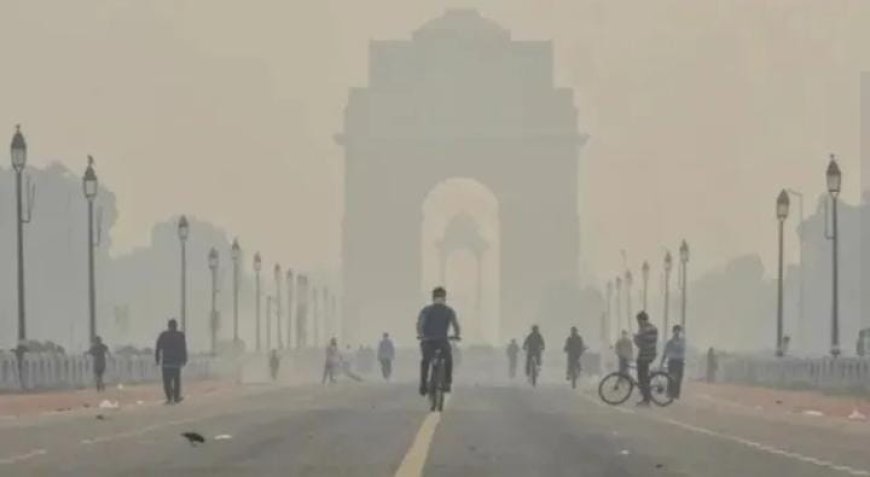 ഡൽഹി 'വിഷവായു' ശ്വസിക്കുന്നത് തുടരുന്നു, വായു ഗുണനിലവാര സൂചിക 413 ൽ 'ഗുരുതരമായി' തുടരുന്നു; സ്കൂളുകൾ ഹൈബ്രിഡ് മോഡിലേക്ക്