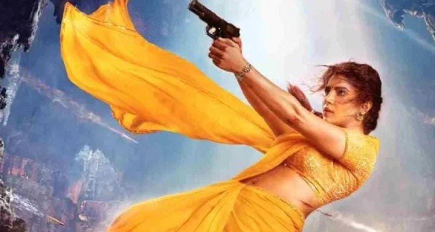 രാജമൗലി ചിത്രത്തിലെ ഫസ്റ്റ് ലുക്ക് പോസ്റ്റർ പങ്കുവച്ച് പ്രിയങ്ക ചോപ്ര. 'മന്ദാകിനിയോട് ഹലോ പറയൂ'. റാമോജിയിൽ നടക്കുന്ന ചടങ്ങ് ഇന്ത്യൻ സിനിമയിൽ ചരിത്രമാകുമെന്ന് അണിയറക്കാർ