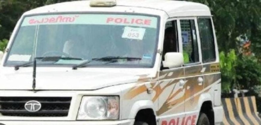 കോട്ടയ്ക്കൽ ചങ്കു വെട്ടി റോഡിൽ ബൈക്കിൽ കടത്തുകയായിരുന്ന 5.1 കിലോ കഞ്ചാവുമായി സ്‌കൂൾ ബസ് ഡ്രൈവർ പിടിയിലായി