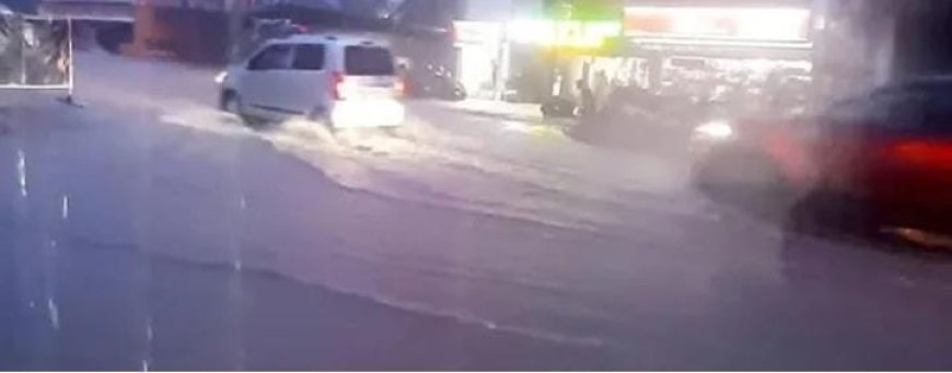 മഴപെയ്താൽ കോണത്താറ്റു പാലത്തിന്റെ സമീപത്തെ റോഡും സ്ഥാപനങ്ങളും വെള്ളത്തിലാകും.  പ്രതിഷേധവുമായി കോൺഗ്രസ്.. പാലത്തിൽ തട്ടി ഭരണം നഷ്ടമാകുമോ എന്ന് ആശങ്കപ്പെട്ട് എൽഡിഎഫ്