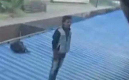 വൈദ്യുതലൈനിലേക്ക് ചാടും'; ആലുവ റെയില്‍വേ സ്റ്റേഷനില്‍ യുവാവിന്റെ ആത്മഹത്യാഭീഷണി; ട്രെയിന്‍ ഗതാഗതം തടസ്സപ്പെട്ടു