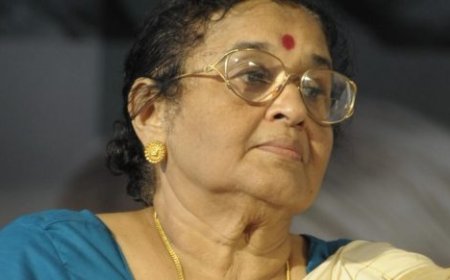 നടൻ മോഹൻലാലിന്റെ അമ്മ ശാന്തകുമാരി അന്തരിച്ചു. കൊച്ചി എളമക്കരയിലെ വീട്ടിൽ വെച്ചായിരുന്നു അന്ത്യം . പക്ഷാഘാതത്തെ തുടർന്ന് കഴിഞ്ഞ 10 വർഷമായി ചികിത്സയിലായിരുന്നു.പരേതനായ വിശ്വനാഥൻ നായരാണ് ഭർത്താവ്