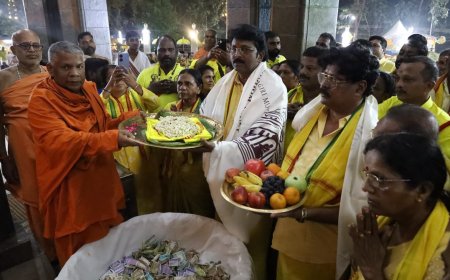 93 -ാമതു ശിവഗിരി തീർത്ഥാടന നഗറിൽ ഉയർത്തുന്നതിനുള്ള ധർമ്മപതാകഗുരുദേവൻ തീർത്ഥാടനാനുമതി നൽകിയ നാഗമ്പടം ക്ഷേത്രാങ്കണത്തിൽ നിന്നും കോട്ടയം SNDP യൂണിയൻ്റെ നേതൃത്വത്തിൽ മഹാസമാധി സന്നിധിയിൽ എത്തിച്ചപ്പോൾ ധർമ്മസംഘം ട്രസ്റ്റ് ജനറൽ സെക്രട്ടറി സ്വാമി ശുഭാംഗാനന്ദയ്ക്ക് കോട്ടയം യൂണിയൻ കൺവീനർ സുരേഷ് പരമേശ്വരനും ജോ: കൺവീനർ വി.ശശികുമാറും ചേർന്ന് കൈമാറിയപ്പോൾ