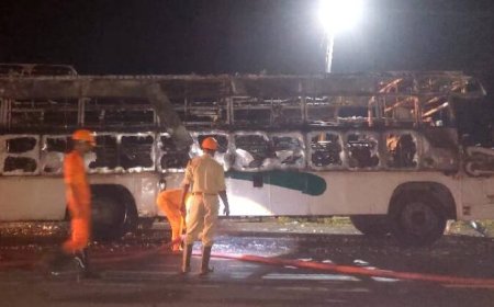 മലപ്പുറത്തുനിന്നും ഗവിയിലേക്ക് വന്ന കെഎസ്ആർടിസി ബസ് യാത്രയ്ക്കിടെ കത്തി നശിച്ചു.