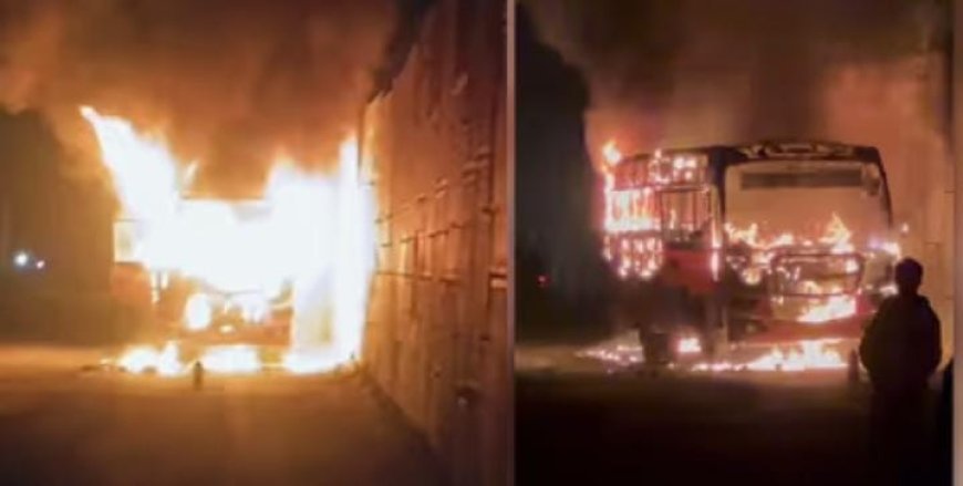 വിവാഹ ചടങ്ങിന് പോയി തിരിച്ചുവരുന്നതിനിടെ ടൂറിസ്റ്റ് ബസിന് തീപിടിച്ചു, ബസ് പൂര്‍ണമായും കത്തിനശിച്ചു