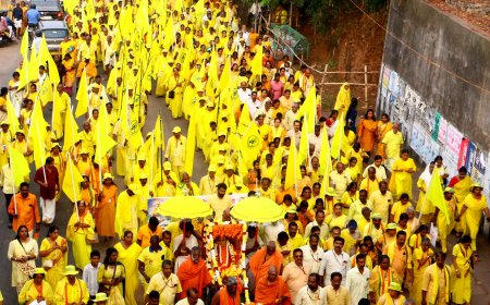 വർക്കലയെ മഞ്ഞക്കടൽ ആക്കി മാറ്റിയ തീർത്ഥാടന ഘോഷയാത്ര 