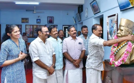 കേരളത്തിലെ ആദ്യ ബിജെപി മേയർ ആർഎസ്എസ് സംസ്ഥാന കാര്യാലയത്തിലെത്തി. തിരുവനന്തപുരം മേയർ വിവി രാജേഷ് കാര്യാലയത്തിലെ ആർഎസ്എസ് സ്ഥാപകൻ ഡോ. ഹെഡ്ഗേവാറിന്റെ പ്രതിമയിൽ ഹാരമണിയിച്ചു; ആർഎസ്എസ് ദക്ഷിണ കേരളം പ്രാന്ത പ്രചാരക് എസ് സുദർശൻ, സീമാ ജാഗരണ മഞ്ച് ദേശീയസംയോജകൻ എ ഗോപാലകൃഷ്ണൻ എന്നിവർ ചേർന്ന് അദ്ദേഹത്തെ സ്വീകരിച്ചു