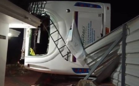 തിരുവനന്തപുരം കല്ലമ്പലം  ദേശീയപാതയിൽ  നാവായിക്കുളത്ത് വിദ്യാർത്ഥികൾ സഞ്ചരിച്ചിരുന്ന ടൂറിസ്റ്റ് ബസ് അപകടത്തിൽപ്പെട്ട് 17 വിദ്യാർത്ഥികൾക്ക് പരിക്ക് . തൃശ്ശൂർ കൊടകര സൗഹൃദ എൻജിനീയറിങ് കോളേജിൽ നിന്നും വിഴിഞ്ഞം തുറമുഖത്തേക്ക് പഠനയാത്രയ്ക്കായി പോയ സംഘമാണ് അപകടത്തിൽപ്പെട്ടത്. ഇന്ന് പുലർച്ചെ 3:30-ഓടെയായിരുന്നു അപകടം നടന്നത്.