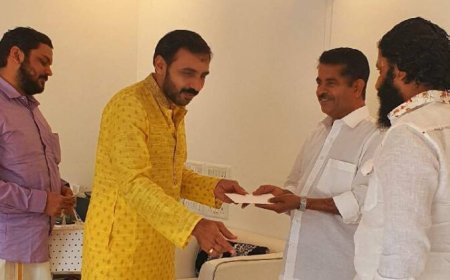 ശബരിമല സ്വർണ്ണ മോഷണം: അടൂർ പ്രകാശും ഉണ്ണികൃഷ്ണൻ പോറ്റിയും തമ്മിൽ അടുത്ത ബന്ധം; ചിത്രങ്ങൾ പുറത്ത്