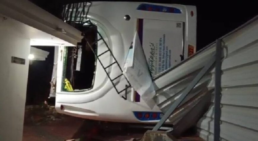 തിരുവനന്തപുരം കല്ലമ്പലം  ദേശീയപാതയിൽ  നാവായിക്കുളത്ത് വിദ്യാർത്ഥികൾ സഞ്ചരിച്ചിരുന്ന ടൂറിസ്റ്റ് ബസ് അപകടത്തിൽപ്പെട്ട് 17 വിദ്യാർത്ഥികൾക്ക് പരിക്ക് . തൃശ്ശൂർ കൊടകര സൗഹൃദ എൻജിനീയറിങ് കോളേജിൽ നിന്നും വിഴിഞ്ഞം തുറമുഖത്തേക്ക് പഠനയാത്രയ്ക്കായി പോയ സംഘമാണ് അപകടത്തിൽപ്പെട്ടത്. ഇന്ന് പുലർച്ചെ 3:30-ഓടെയായിരുന്നു അപകടം നടന്നത്.