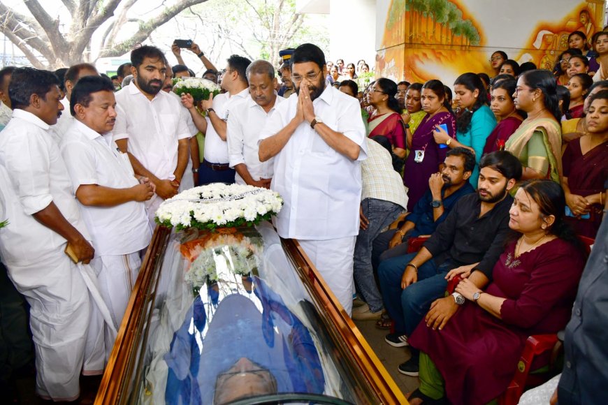 കോട്ടയം: ശനിയാഴ്ച്ച അന്തരിച്ച കോട്ടയം തഹസില്‍ദാര്‍ എസ്.എന്‍. അനില്‍ കുമാറിന് നഗരം വിടനല്‍കി. ജനപ്രതിനിധികളും സഹപ്രവര്‍ത്തകരും സുഹൃത്തുക്കളും ഉള്‍പ്പെടെ വന്‍ ജനാവലി അദ്ദേഹത്തിന് അന്ത്യാഞ്ജലി അര്‍പ്പിക്കാനെത്തി.