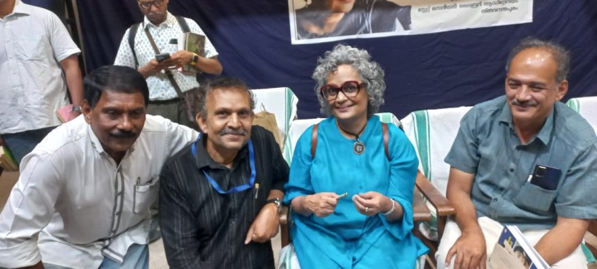 മികച്ച സാഹിത്യത്തിന് ബുക്കർ പ്രൈസ് നേടിയ ഇന്ത്യയിലെ പ്രമുഖ എഴുത്തുകാരി അരുന്ധതി റോയിക്ക് തിരുവനന്തപുരം സ്റ്റേറ്റ് സെൻട്രൽ ലൈബ്രറിയിൽ വച്ച് ഗിന്നസ് സത്താർ ആദൂറിന്റെ ഹൈക്കു കവിതകളുടെ കുഞ്ഞുപുസ്തകം പ്രേം നസീർ സുഹൃത് സമിതി പ്രസിഡന്റ്‌ പനച്ചമൂട് ഷാജഹാൻ സമർപ്പിക്കുന്നു. കാരുണ്യ റൂറൽ കൾച്ച റൽ സൊസൈറ്റി ജില്ലാ സെക്രട്ടറിയും തനിമ തിരുവനന്തപുരം സിറ്റി ചാപ്റ്റർ പ്രസിഡണ്ടുമായ മണക്കാട് നൂറുൽ ഹസൻ,പ്രമുഖ സാഹിത്യകാരൻ സി.റഹീം തുടങ്ങി യവർ സമീപം