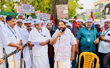 ഓൾ കേരള ലൈസൻസ് വയർമെൻ സൂപ്പർവൈസേഴ്സ് & കോൺട്രാക്ടേഴ്സ് അസോസിയേഷൻ സംസ്ഥാന കമ്മിറ്റിയുടെ നേതൃത്വത്തിൽ വിവിധ ആവശ്യങ്ങൾ ഉന്നയിച്ചുകൊണ്ട് സെക്രട്ടറിയേറ്റിനു മുന്നിൽ നടത്തിയ ദഹന സിപിഎം ജില്ലാ സെക്രട്ടറി അഡ്വ:വി. ജോയി എം.എൽ.എ ഉദ്ഘാടനം ചെയുന്നു.