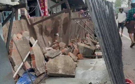 കൊല്ലത്ത് കാറ്റിലും മഴയിലും വ്യാപാര സ്ഥാപനങ്ങളുടെ മുൻഭാഗം തകർന്നു വീണു