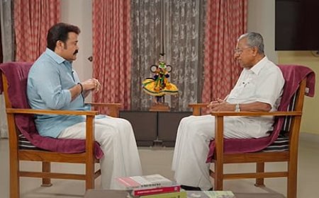 പാട്ടു പാടാമോയെന്ന് മോഹൻലാൽ; പൊട്ടിച്ചിരിച്ച്, കവിത ചൊല്ലി മുഖ്യമന്ത്രി*