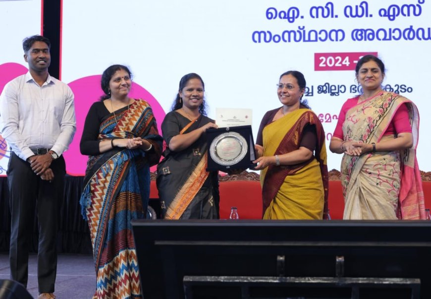 മികച്ച ജില്ലാ കളക്ടര്‍ക്കുള്ള പുരസ്‌കാരം ഡി.ആര്‍ മേഘശ്രീ ഏറ്റുവാങ്ങി* 