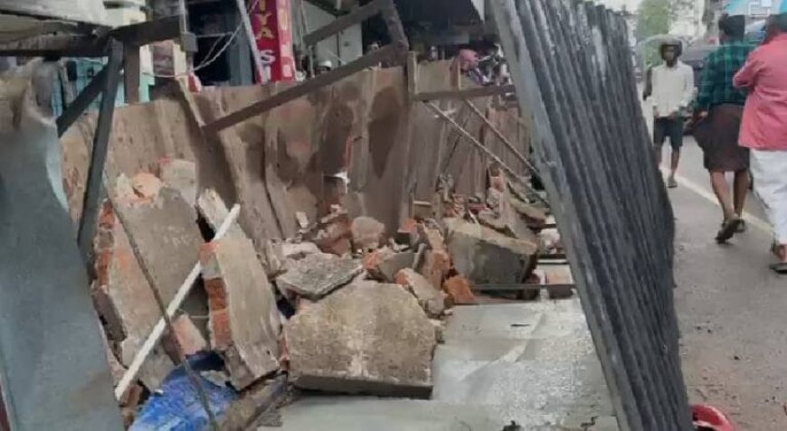 കൊല്ലത്ത് കാറ്റിലും മഴയിലും വ്യാപാര സ്ഥാപനങ്ങളുടെ മുൻഭാഗം തകർന്നു വീണു