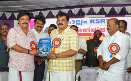 കെഎസ്ആർടിസിയുടെ ഡിജിറ്റൽവൽക്കരണ പ്രവർത്തനങ്ങൾ സംബന്ധിക്കുന്ന 'ഡിജിറ്റൽ ധവളപത്രം' മന്ത്രി കെ ബി ഗണേഷ് കുമാർ എം മുകേഷ് എംഎൽഎയ്ക്ക് നൽകി പ്രകാശനം ചെയ്യുന്നു