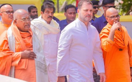 രാഹുൽ ഗാന്ധി ശിവഗിരി മഠം സന്ദർശിച്ചപ്പോൾ. കോൺഗ്രസ് നേതാവായ കെ സി വേണുഗോപാൽ എം.പി സ്വാമി സച്ചിദാനന്ദ സ്വാമി ശാരദാനന്ദ തുടങ്ങിയവർ സമീപം