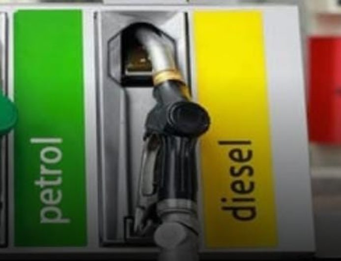 ആശ്വാസ നടപടി; പെട്രോളിന്‍റെയും ഡീസലിന്‍റെയും എക്സൈസ് തീരുവ വെട്ടിക്കുറച്ച് കേന്ദ്രം, ചില്ലറ വിൽപനയില്‍ വില കുറയില്ല