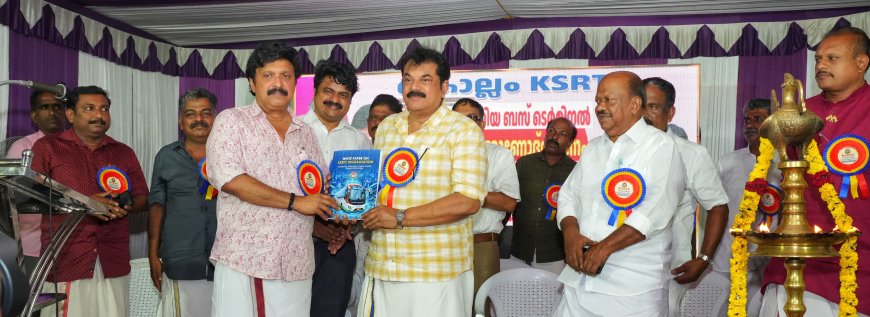 കെഎസ്ആർടിസിയുടെ ഡിജിറ്റൽവൽക്കരണ പ്രവർത്തനങ്ങൾ സംബന്ധിക്കുന്ന 'ഡിജിറ്റൽ ധവളപത്രം' മന്ത്രി കെ ബി ഗണേഷ് കുമാർ എം മുകേഷ് എംഎൽഎയ്ക്ക് നൽകി പ്രകാശനം ചെയ്യുന്നു