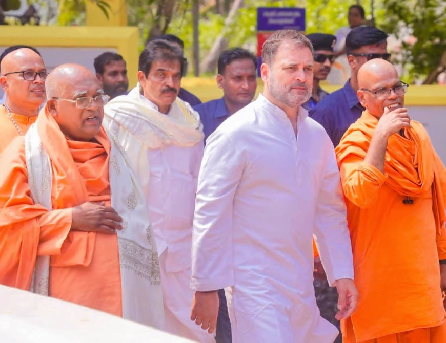 രാഹുൽ ഗാന്ധി ശിവഗിരി മഠം സന്ദർശിച്ചപ്പോൾ. കോൺഗ്രസ് നേതാവായ കെ സി വേണുഗോപാൽ എം.പി സ്വാമി സച്ചിദാനന്ദ സ്വാമി ശാരദാനന്ദ തുടങ്ങിയവർ സമീപം