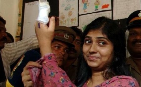 ഇടതുകയ്യിലെ ചൂണ്ടുവിരലിൽ ശസ്ത്രക്രിയ കഴിഞ്ഞതിന്റെ കെട്ടുമായെത്തി, വോട്ടിടാൻ പറ്റില്ലെന്ന് ഉദ്യോഗസ്ഥർ; 5 മണിക്കൂർ പ്രതിഷേധം, ഒടുവിൽ അക്ഷയ വോട്ടിട്ടു