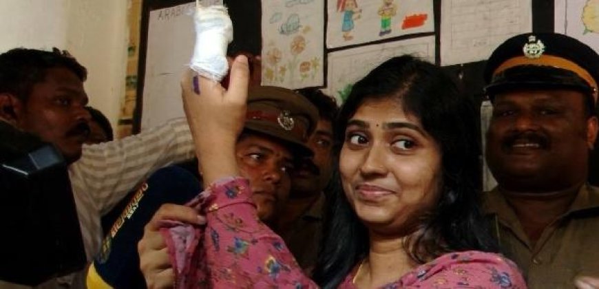 ഇടതുകയ്യിലെ ചൂണ്ടുവിരലിൽ ശസ്ത്രക്രിയ കഴിഞ്ഞതിന്റെ കെട്ടുമായെത്തി, വോട്ടിടാൻ പറ്റില്ലെന്ന് ഉദ്യോഗസ്ഥർ; 5 മണിക്കൂർ പ്രതിഷേധം, ഒടുവിൽ അക്ഷയ വോട്ടിട്ടു
