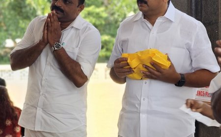 പാലക്കാട്  ചിറ്റൂരിൽ നിന്നും എം.എൽ.എയും തത്തമംഗലം മുൻസിപ്പൽ ചെയർമാനുമായ അഡ്വ. സുമേഷ് അച്ചുതൻ ശിവഗിരി മഹാസമാധിയിലെത്തി പ്രാർത്ഥിച്ചു