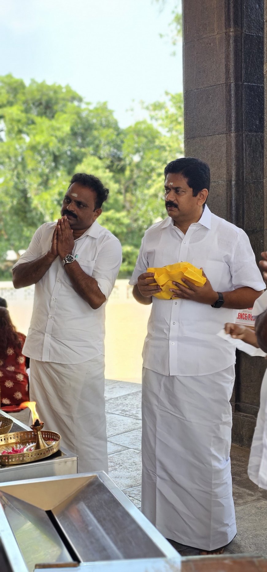പാലക്കാട്  ചിറ്റൂരിൽ നിന്നും എം.എൽ.എയും തത്തമംഗലം മുൻസിപ്പൽ ചെയർമാനുമായ അഡ്വ. സുമേഷ് അച്ചുതൻ ശിവഗിരി മഹാസമാധിയിലെത്തി പ്രാർത്ഥിച്ചു