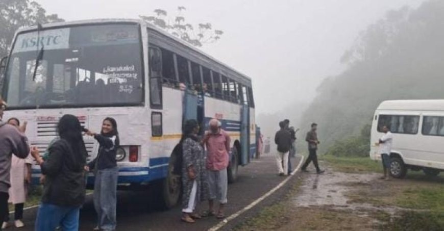 വനത്തിനുള്ളിൽ ‘പണിമുടക്കി’ സ്ത്രീകൾക്ക് സൗജന്യ യാത്ര നൽകുന്ന ഓർഡിനറി ബസ്
